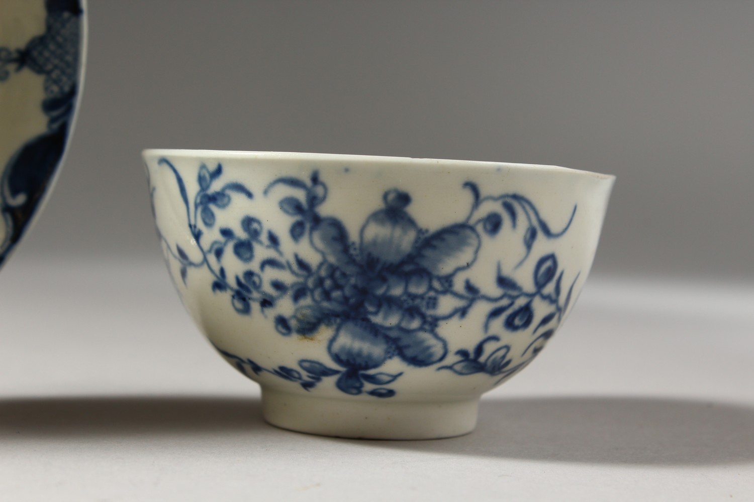 A WORCESTER BLUE AND WHITE TEA BOWL AND SAUCER, painted with large trailing flowers, the saucer with - Image 4 of 10