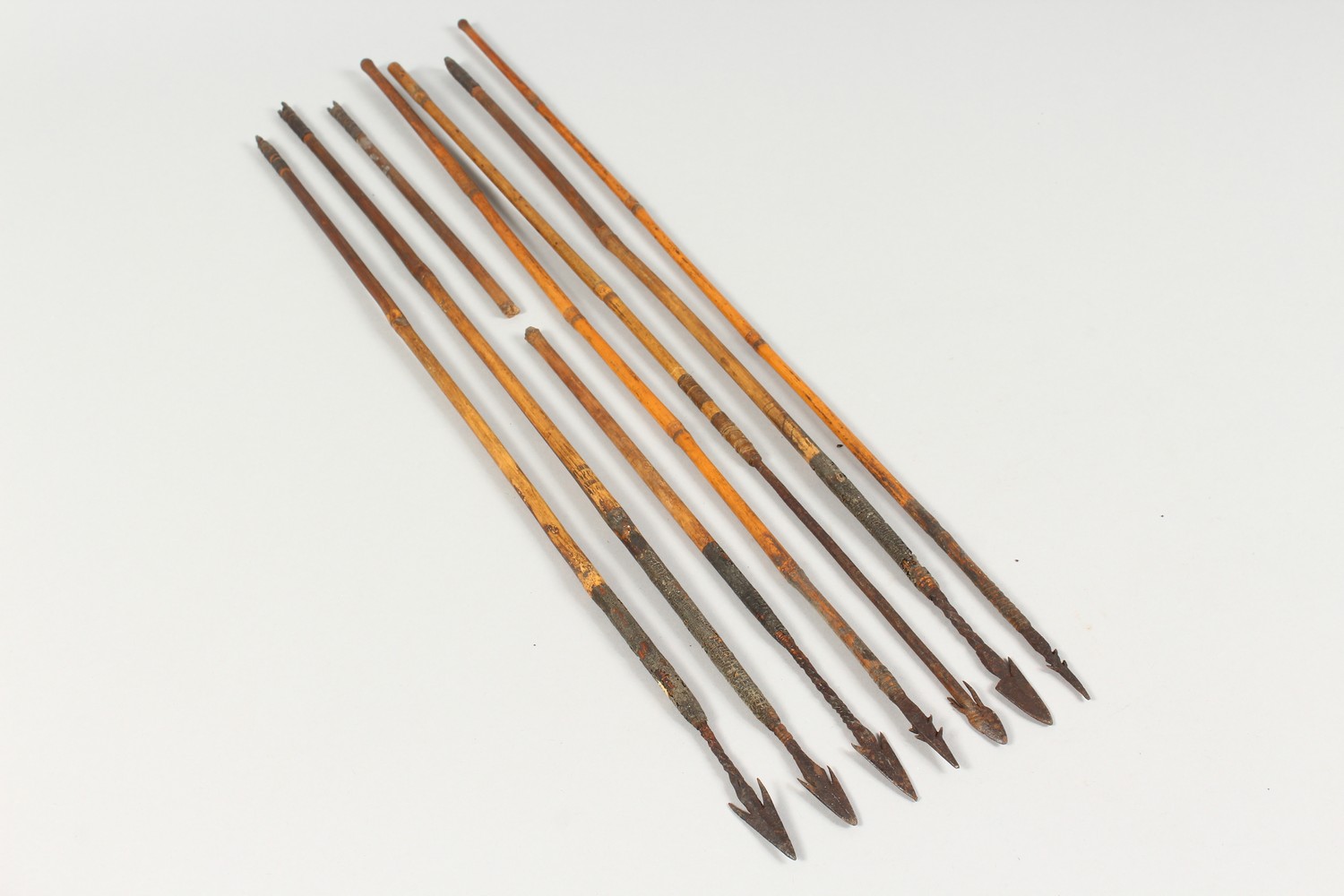 AN ANIMAL SKIN QUIVER, containing seven arrows. - Image 3 of 9