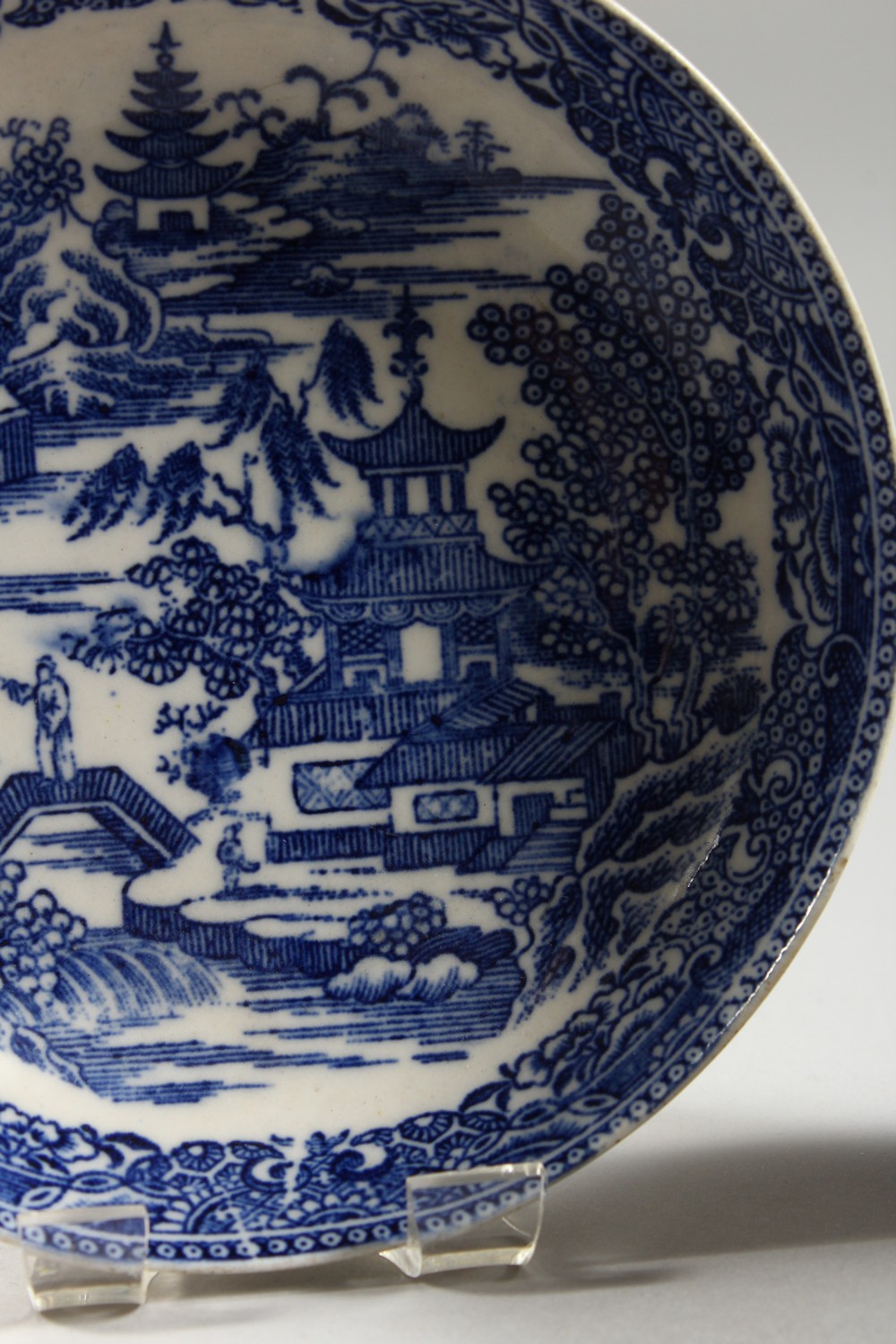 A WILLOW PATTERN DESIGN BLUE AND WHITE TEA BOWL AND SAUCER. - Image 2 of 17