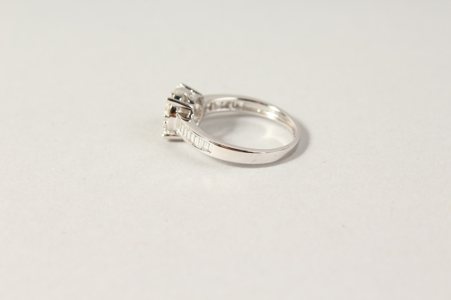 A GOOD 18CT DIAMOND ROUND CLUSTER RING. - Image 2 of 3
