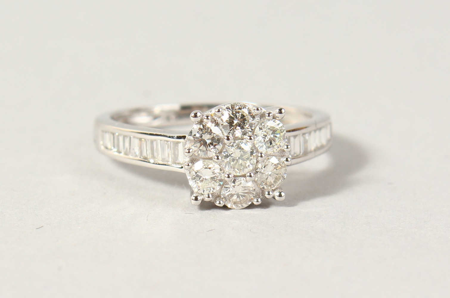 A GOOD 18CT DIAMOND ROUND CLUSTER RING.