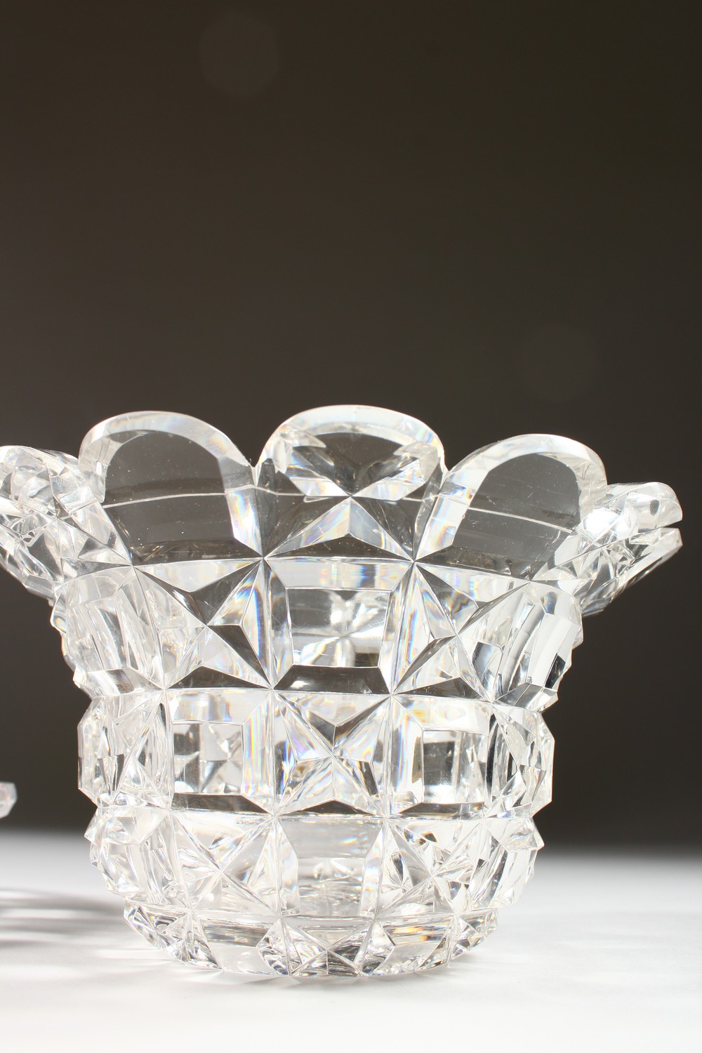 A GOOD 18TH CENTURY IRISH CRYSTAL CIRCULAR BOWL, COVER AND STAND. - Image 9 of 13