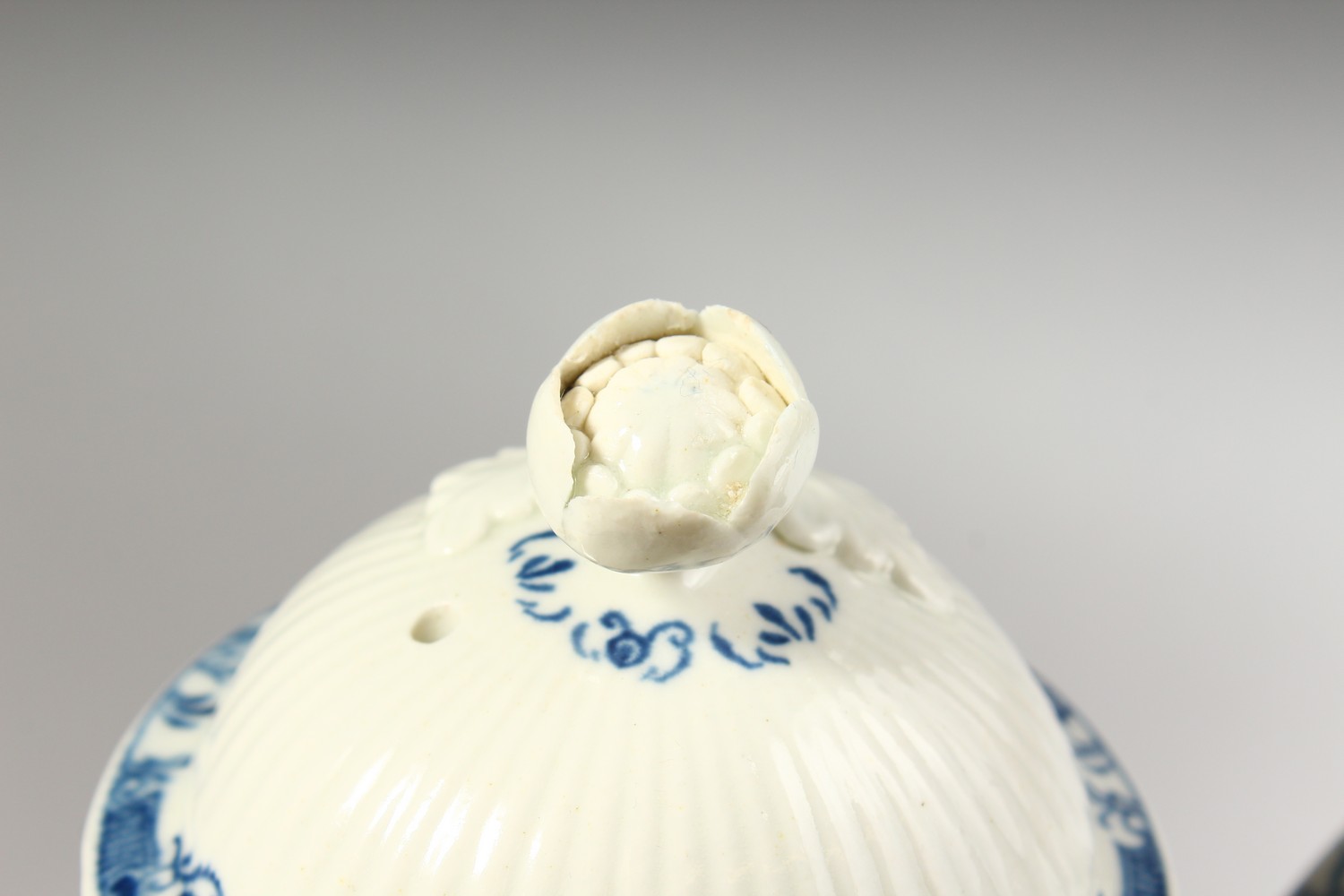 A WORCESTER BLUE AND WHITE COFFEE POT AND COVER, with fine moulded reeding painted with borders on - Image 6 of 13