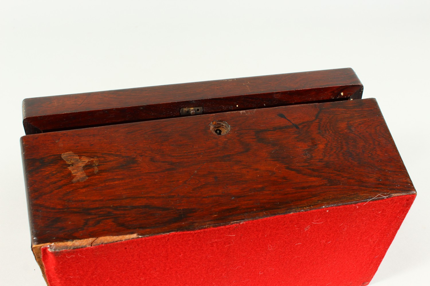 A VICTORIAN ROSEWOOD TEA CADDY, with baize lined interior. 12ins wide. - Image 2 of 5