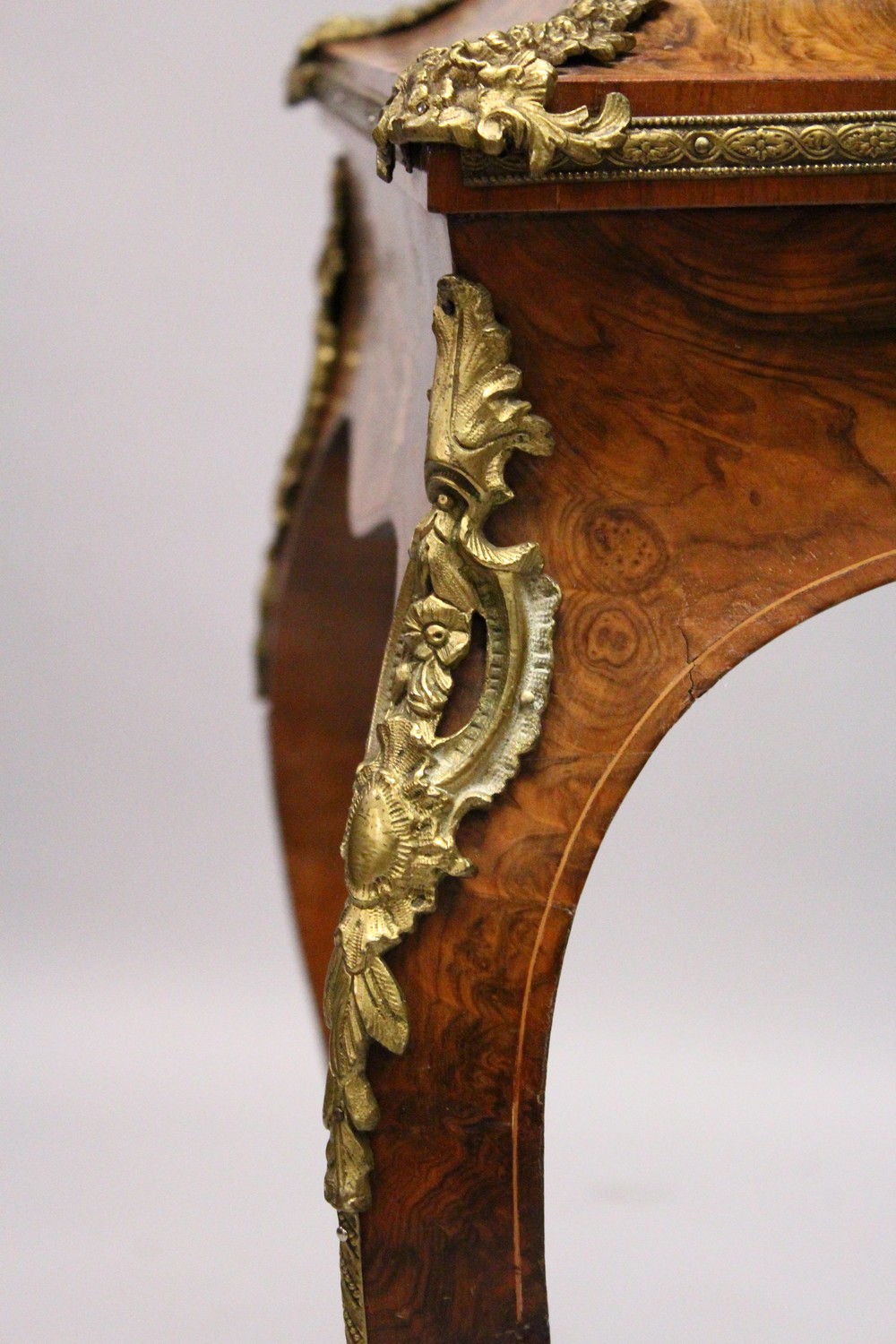 A 19TH CENTURY BURR WALNUT, ORMOLU AND MARQUETRY JARDINIERE, with removable cover, zinc liner, on - Image 5 of 10