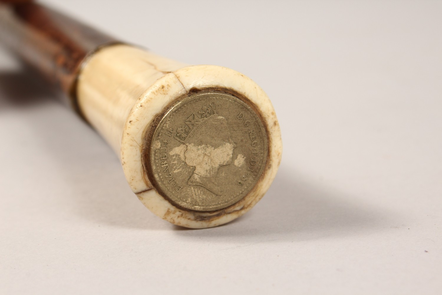 AN IVORY HANDLED WALKING STICK. 35ins long. - Image 4 of 5