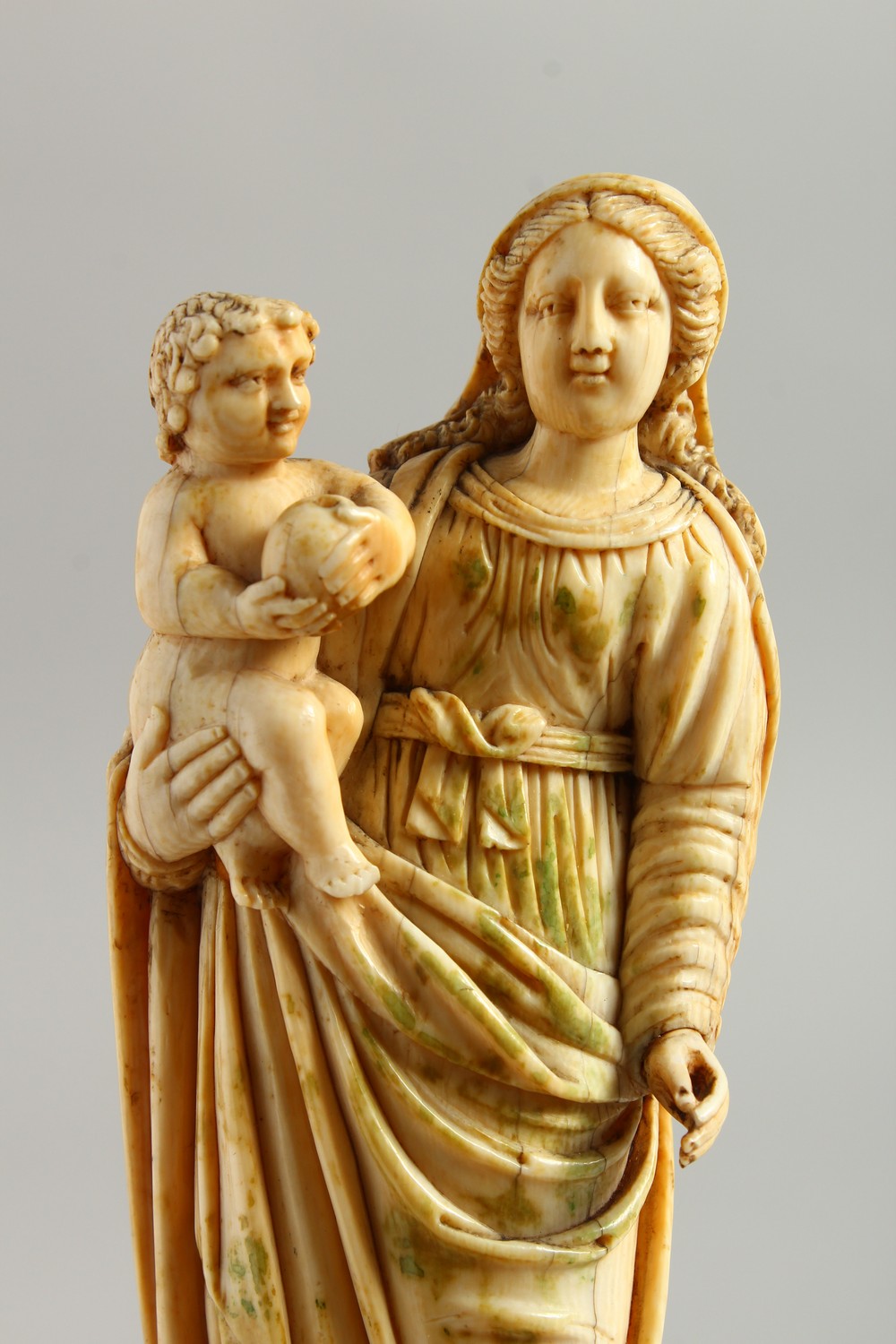 A GOOD 17TH-18TH CENTURY GOAN CARVED IVORY MADONNA AND CHILD on a circular wooden base. 6.25ins - Image 2 of 16