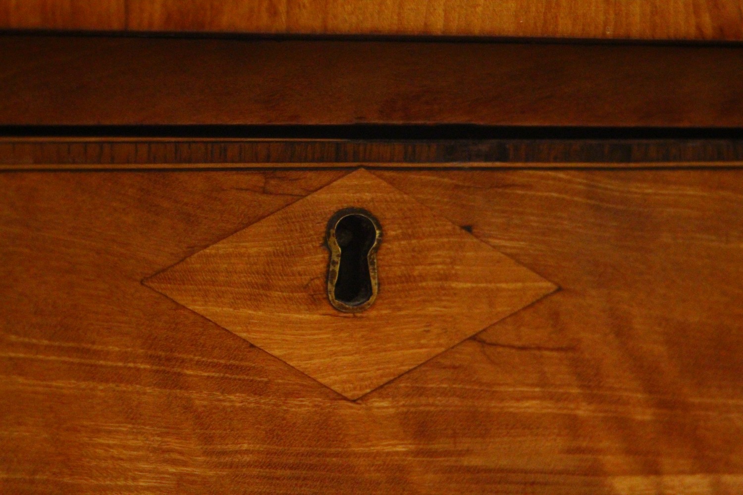 A GOOD EARLY 20TH CENTURY SATINWOOD, ROSEWOOD AND THUYA BANDED PEMBROKE TABLE, with a rounded - Image 5 of 17