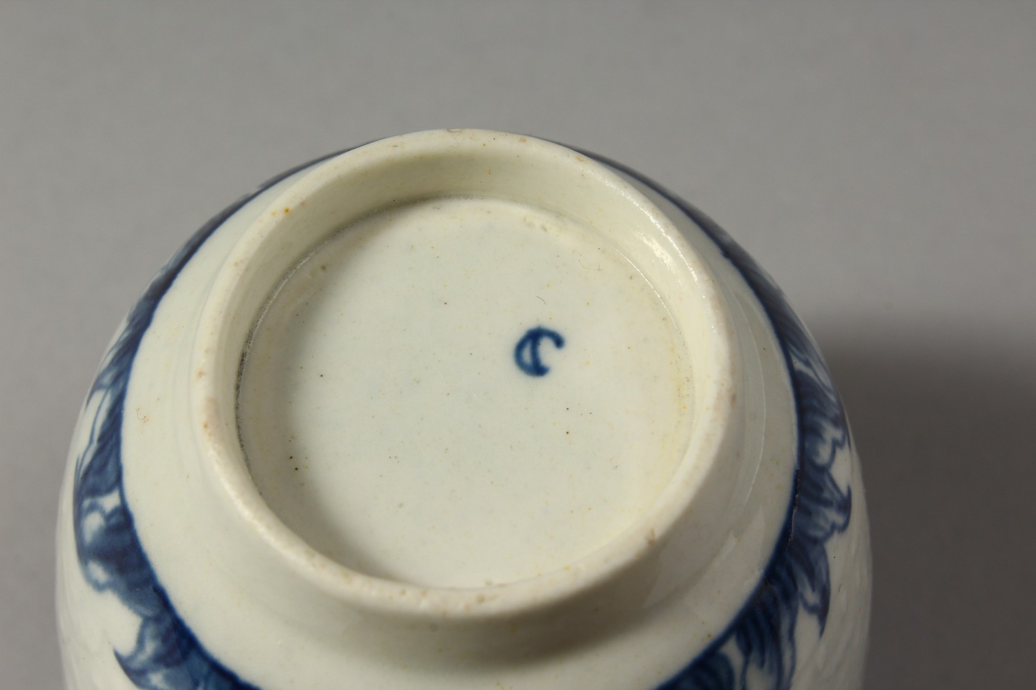 A WORCESTER BLUE AND WHITE FLORAL MOULDED COFFEE CUP, painted with two elaborate borders, crescent - Image 7 of 7