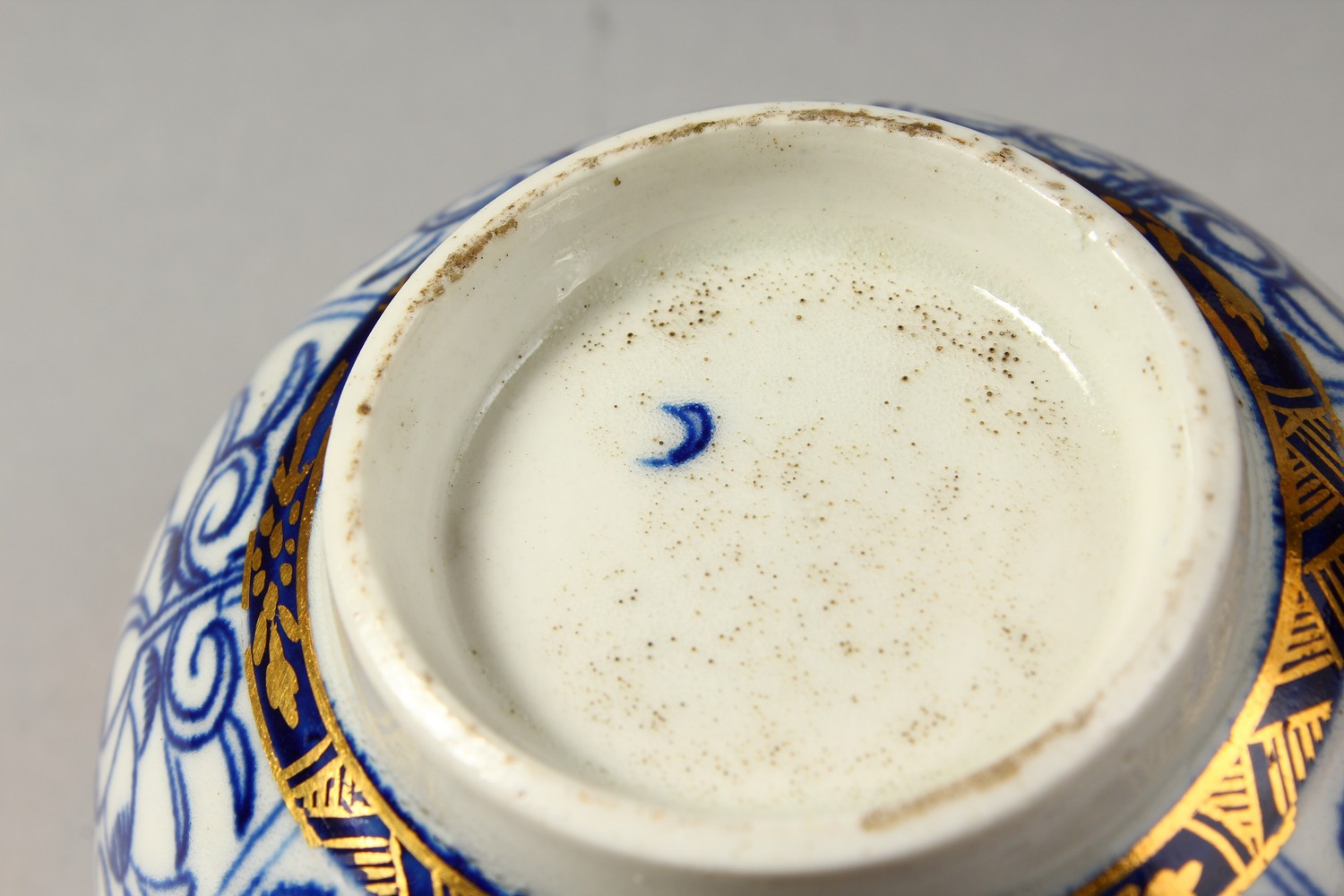 A WORCESTER BLUE AND WHITE TEA BOWL AND SAUCER, with added red decoration, painted with a pattern - Image 6 of 12