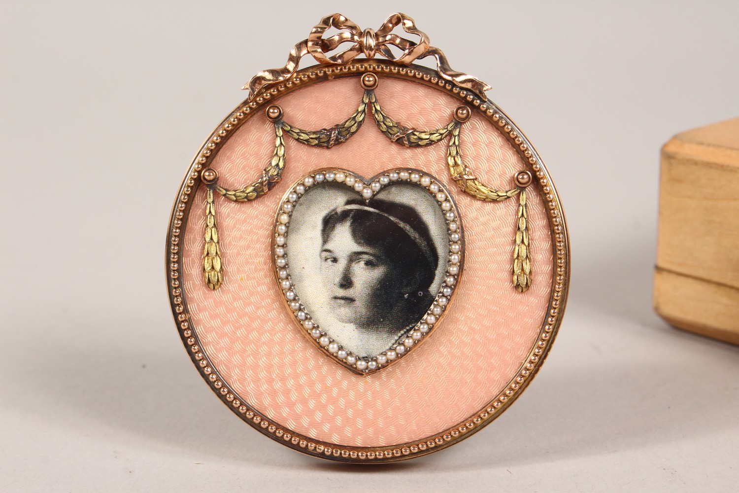 A VERY GOOD GOLD AND PINK GUILLOCHE ENAMEL SMALL CIRCULAR PHOTOGRAPH FRAME, with heart shape - Image 3 of 5