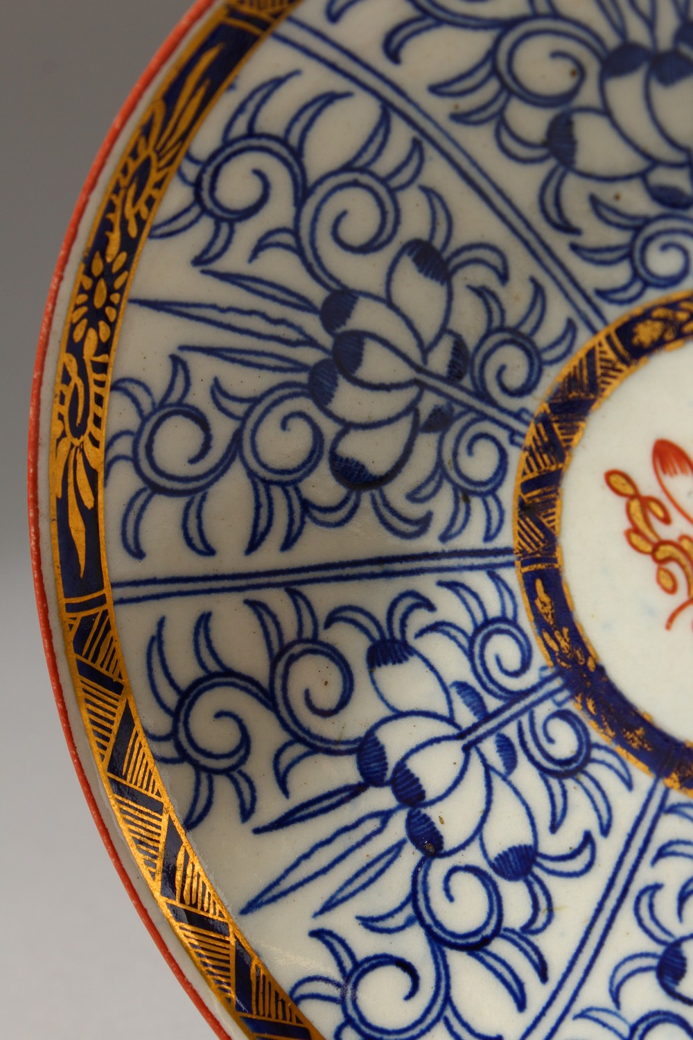 A WORCESTER BLUE AND WHITE TEA BOWL AND SAUCER, with added red decoration, painted with a pattern - Image 7 of 12