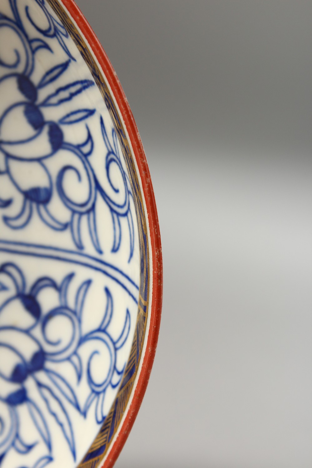 A WORCESTER BLUE AND WHITE TEA BOWL AND SAUCER, with added red decoration, painted with a pattern - Image 8 of 12