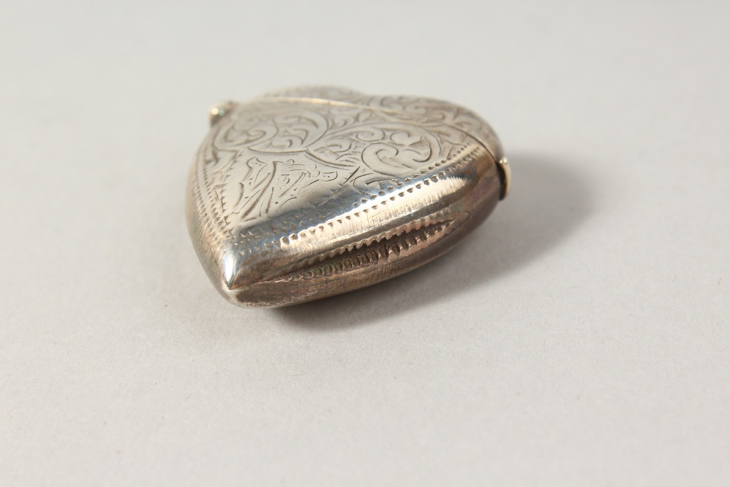 A SILVER HEART SHAPED VESTA. - Image 3 of 5