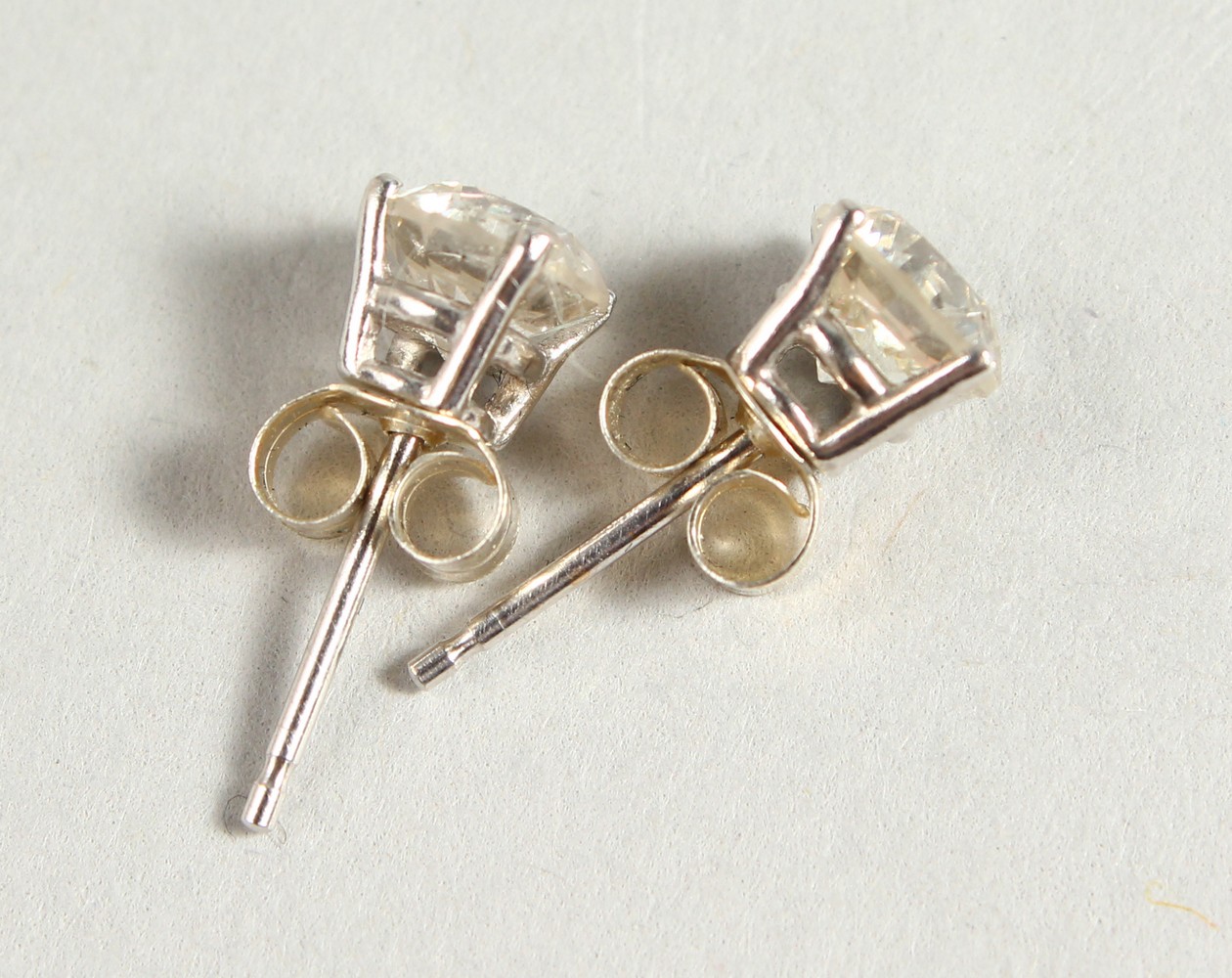 A GOOD PAIR OF 14CT WHITE GOLD DIAMOND STUD EARRINGS. - Image 2 of 2