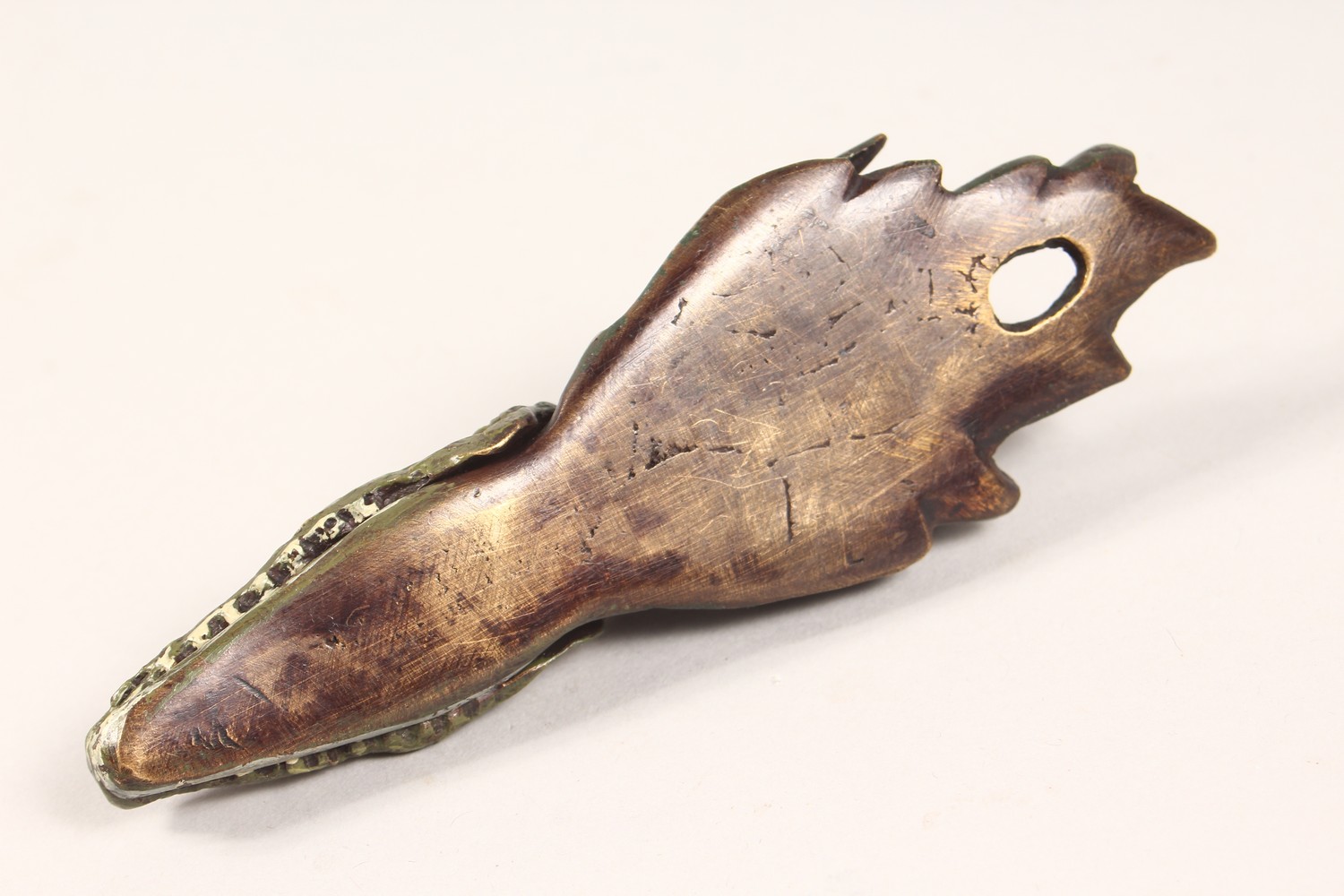 A COLD PAINTED BRONZE PAPER CLIP, modelled as an alligator. 5.5ins long. - Image 3 of 3