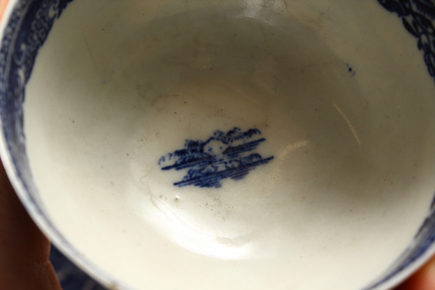 A WILLOW PATTERN DESIGN BLUE AND WHITE TEA BOWL AND SAUCER. - Image 13 of 17