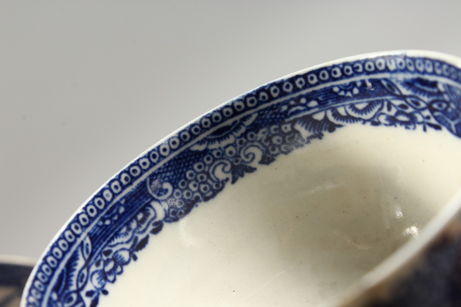 A WILLOW PATTERN DESIGN BLUE AND WHITE TEA BOWL AND SAUCER. - Image 12 of 17