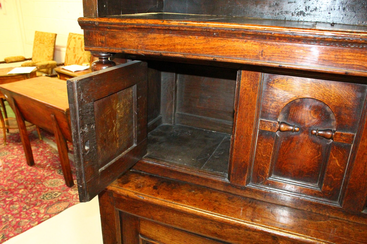 A GOOD 18TH CENTURY OAK TRIDARN, the upper section having a moulded cornice, panelled sides and - Image 7 of 11