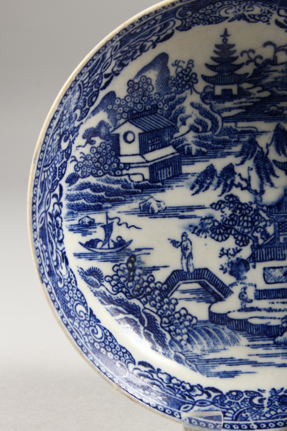 A WILLOW PATTERN DESIGN BLUE AND WHITE TEA BOWL AND SAUCER. - Image 3 of 17