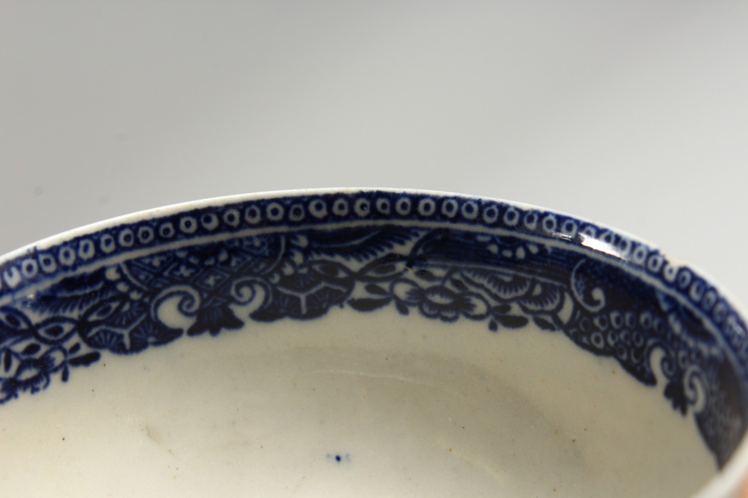 A WILLOW PATTERN DESIGN BLUE AND WHITE TEA BOWL AND SAUCER. - Image 11 of 17