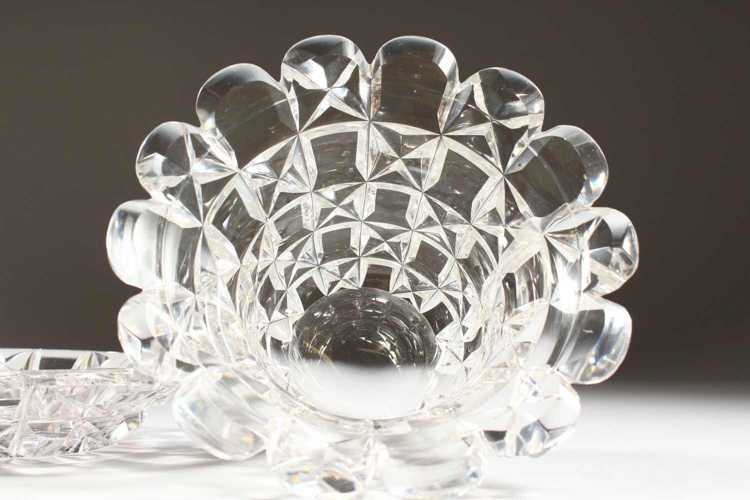 A GOOD 18TH CENTURY IRISH CRYSTAL CIRCULAR BOWL, COVER AND STAND. - Image 7 of 13