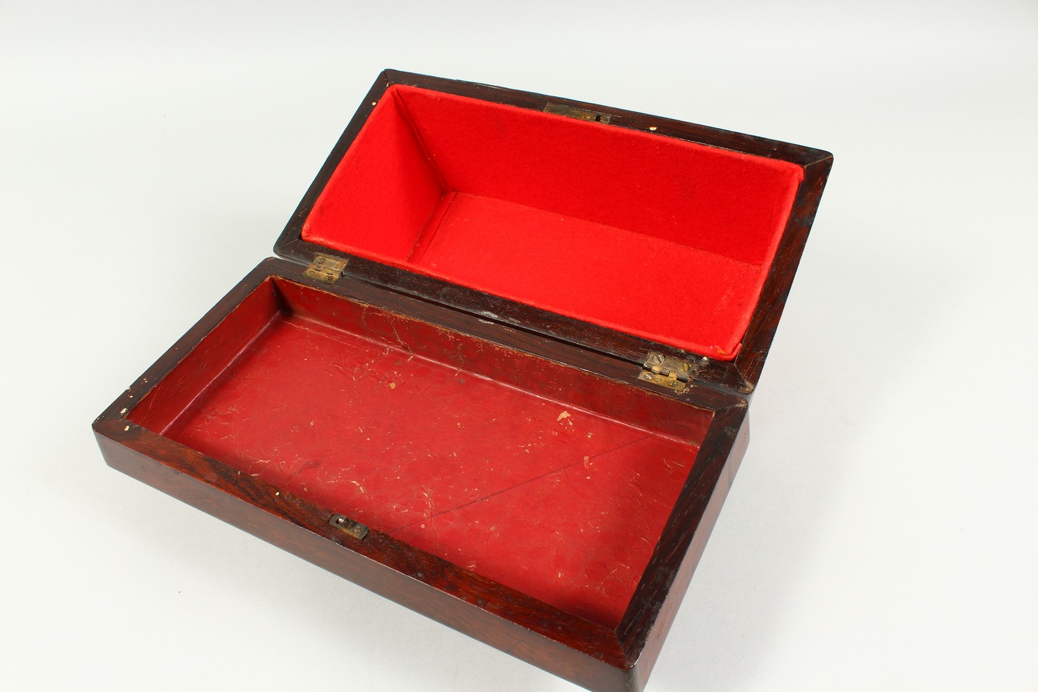 A VICTORIAN ROSEWOOD TEA CADDY, with baize lined interior. 12ins wide. - Image 4 of 5