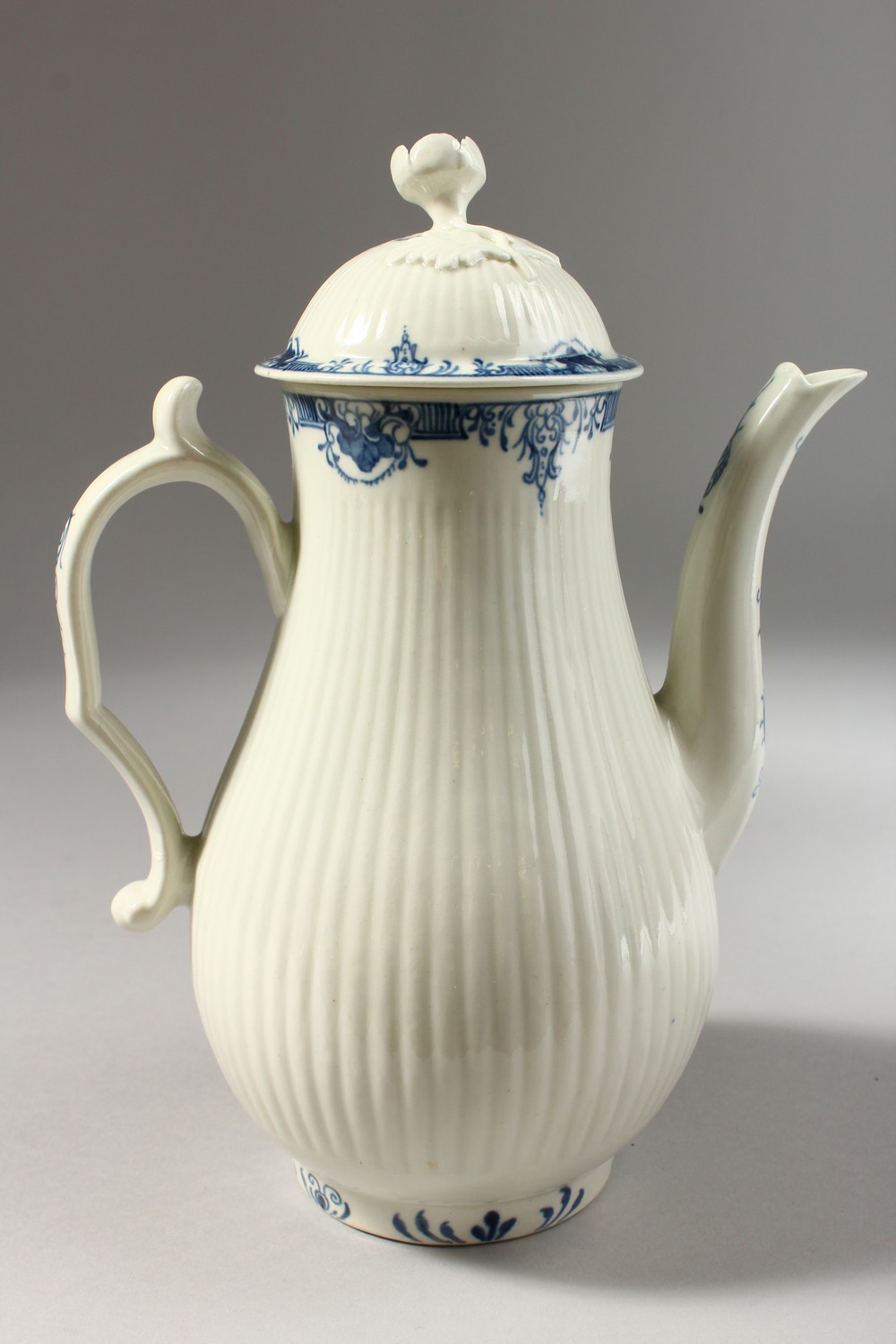 A WORCESTER BLUE AND WHITE COFFEE POT AND COVER, with fine moulded reeding painted with borders on - Image 4 of 13