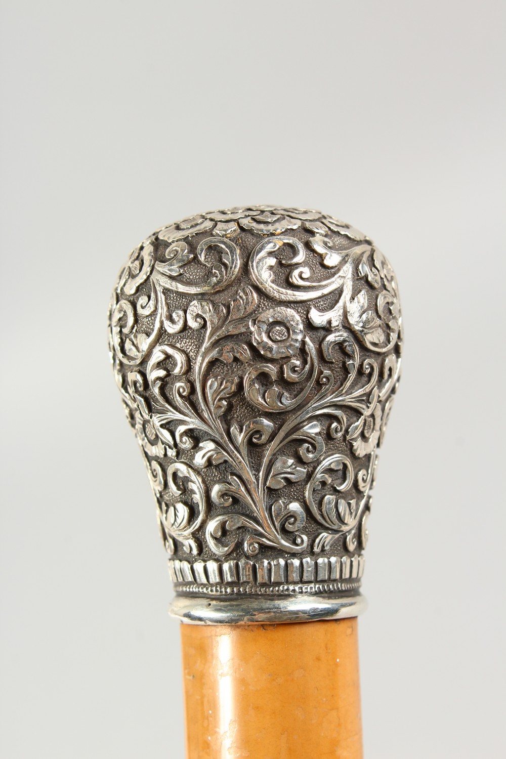 AN INDIAN SILVER HANDLED WALKING CANE. 3ft long. - Image 3 of 7