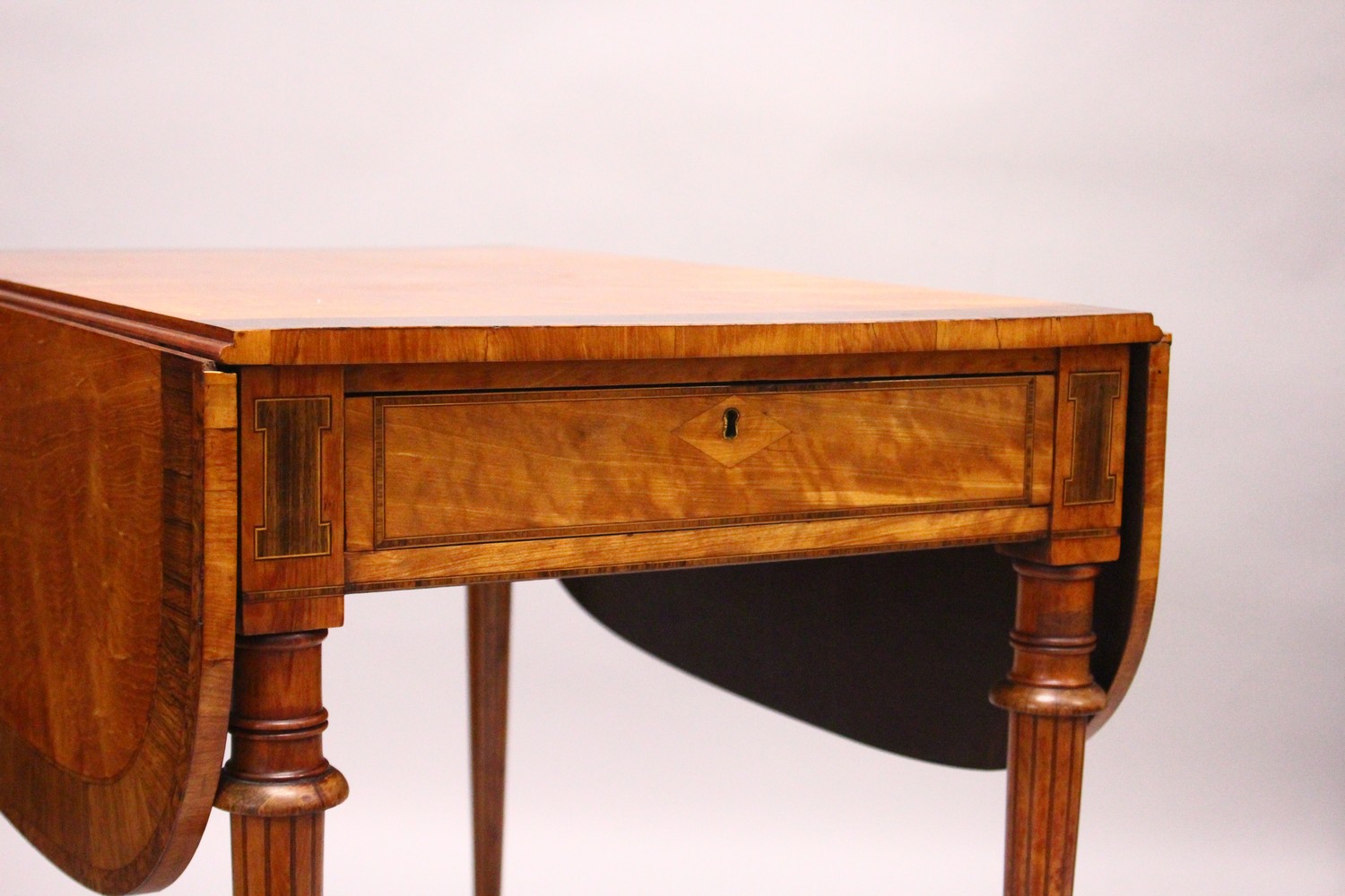 A GOOD EARLY 20TH CENTURY SATINWOOD, ROSEWOOD AND THUYA BANDED PEMBROKE TABLE, with a rounded - Image 2 of 17