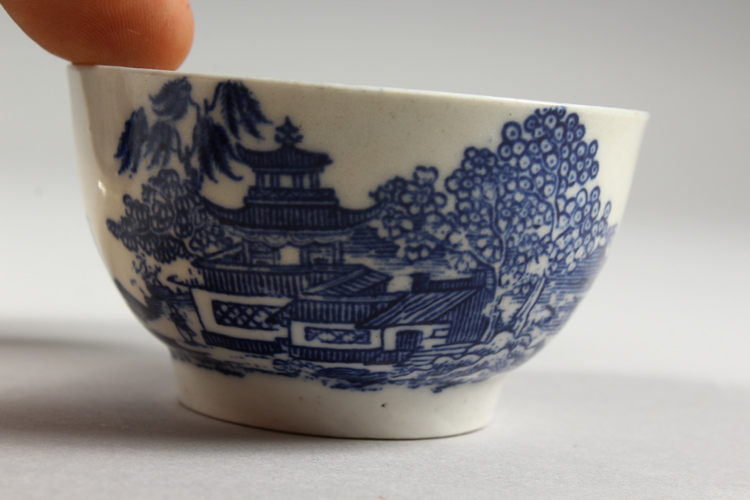 A WILLOW PATTERN DESIGN BLUE AND WHITE TEA BOWL AND SAUCER. - Image 6 of 17