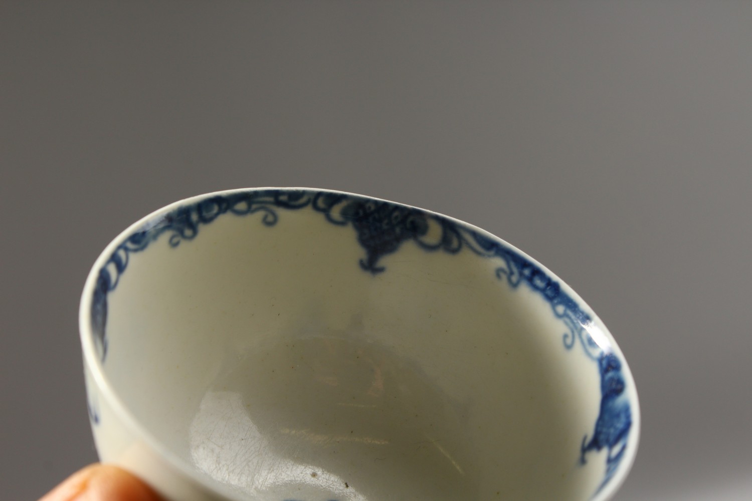 A WORCESTER BLUE AND WHITE TEA BOWL AND SAUCER, painted with large trailing flowers, the saucer with - Image 7 of 10