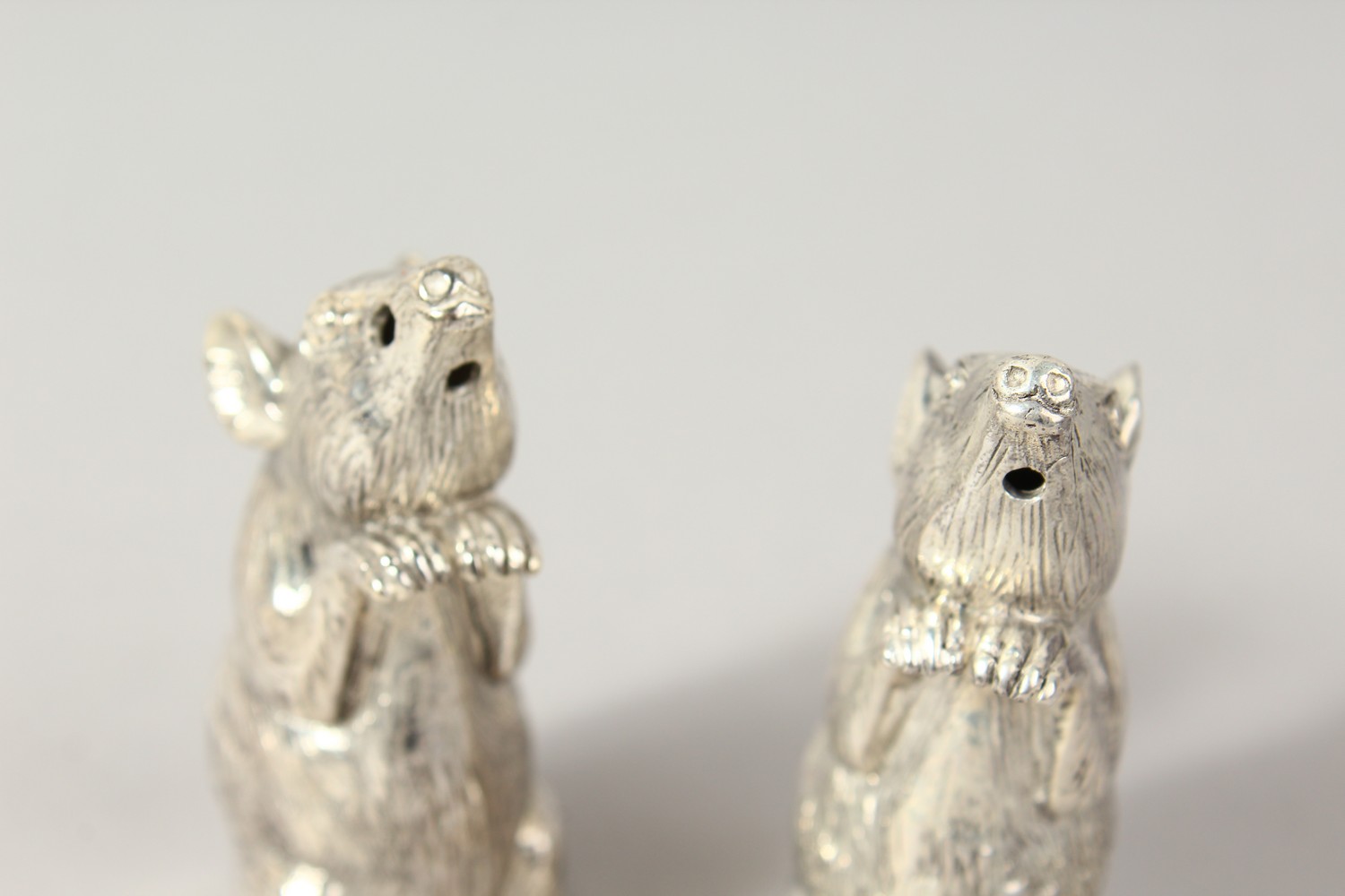 A GOOD PAIR OF HEAVY NOVELTY .800 SILVER MICE SALT AND PEPPERS. 2ins high. - Image 3 of 5