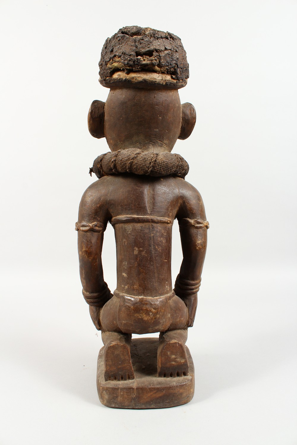 A CARVED WOOD AFRICAN FIGURE, a kneeling female nude wearing a large collar. 20ins high. - Image 4 of 8