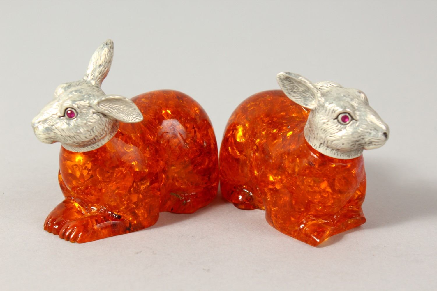 A PAIR OF AMBER RABBITS with plated heads. 2.5ins long. - Image 3 of 5