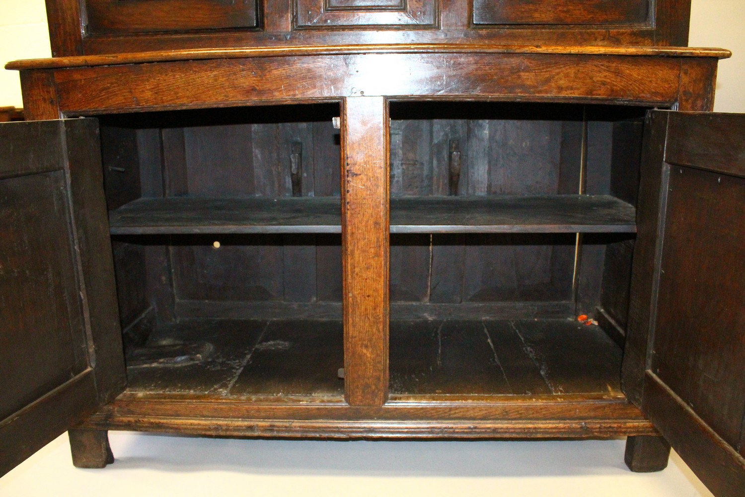 A GOOD 18TH CENTURY OAK TRIDARN, the upper section having a moulded cornice, panelled sides and - Image 11 of 11