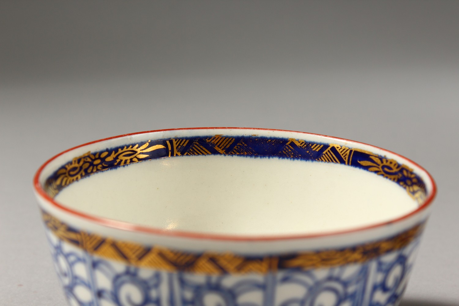 A WORCESTER BLUE AND WHITE TEA BOWL AND SAUCER, with added red decoration, painted with a pattern - Image 3 of 12
