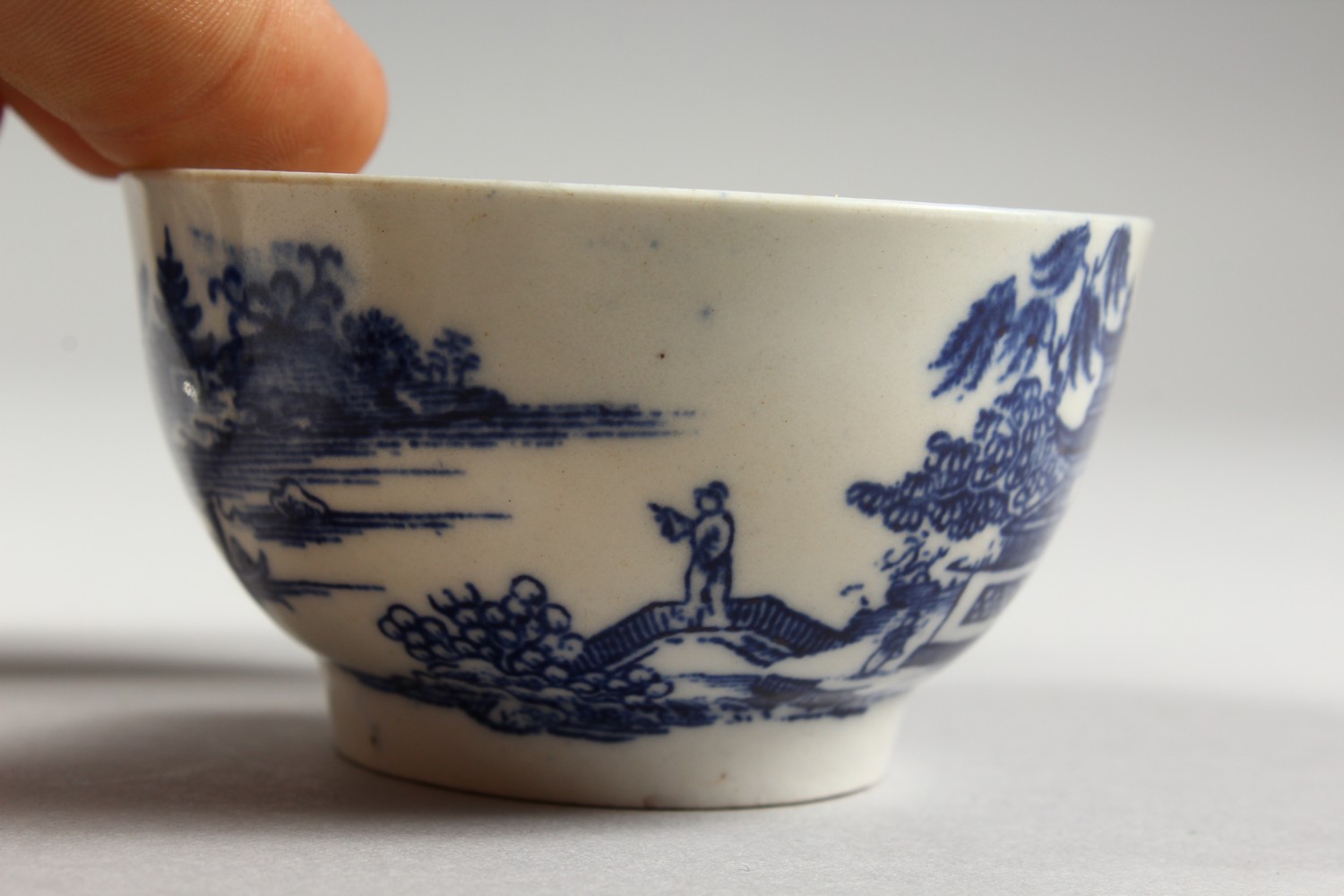 A WILLOW PATTERN DESIGN BLUE AND WHITE TEA BOWL AND SAUCER. - Image 5 of 17