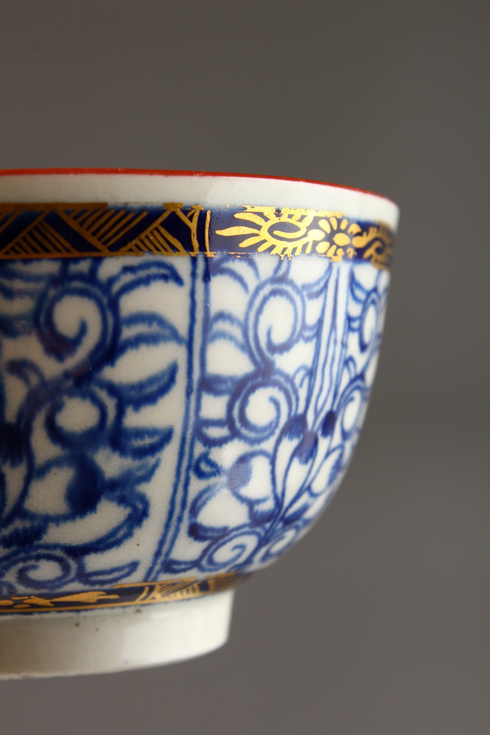 A WORCESTER BLUE AND WHITE TEA BOWL AND SAUCER, with added red decoration, painted with a pattern - Image 12 of 12