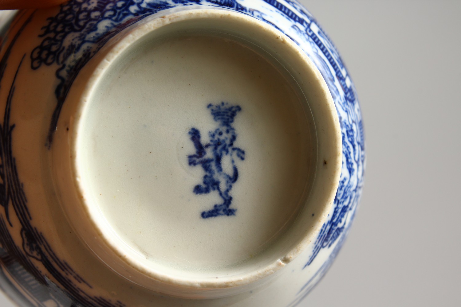 A WILLOW PATTERN DESIGN BLUE AND WHITE TEA BOWL AND SAUCER. - Image 14 of 17
