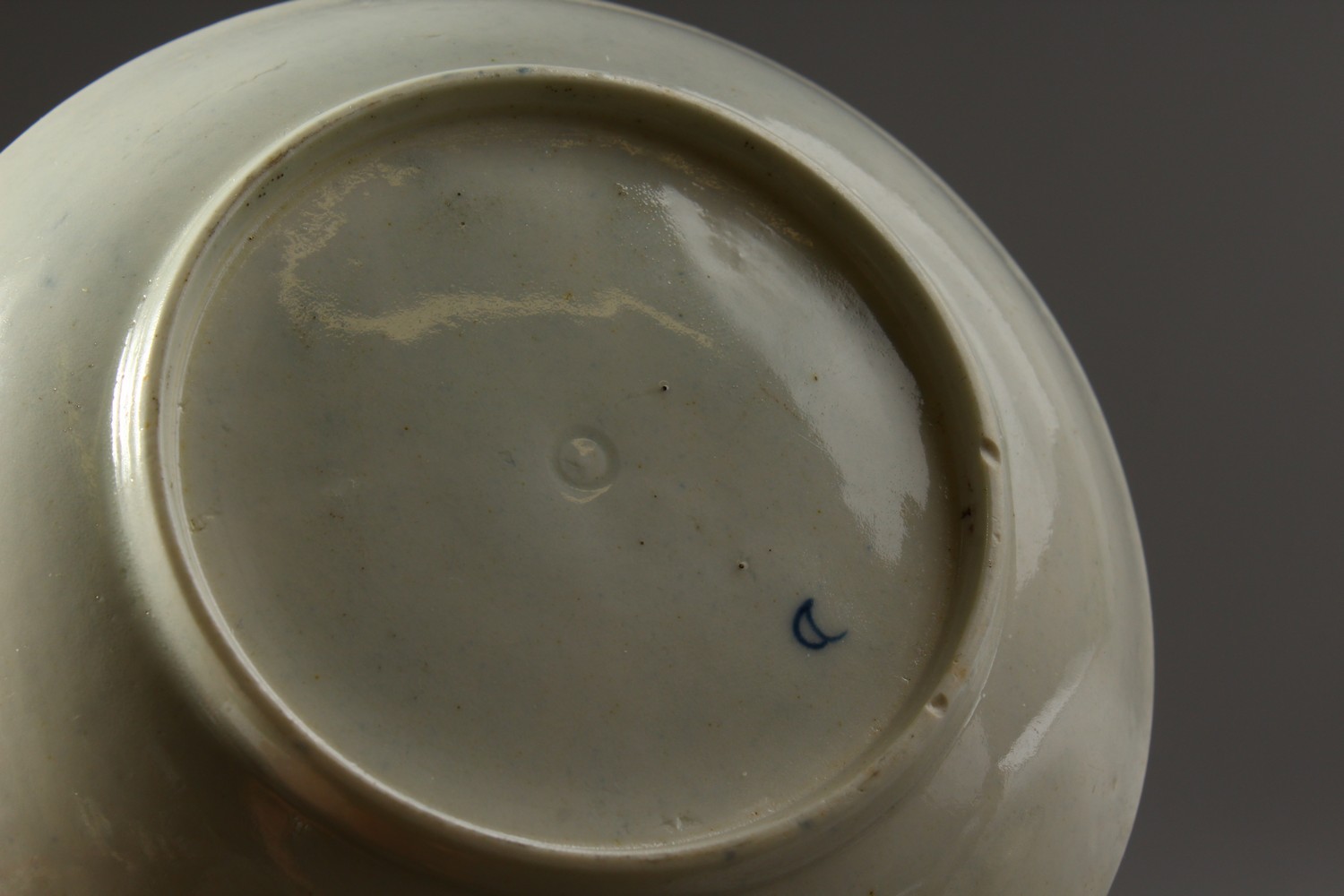 A WORCESTER BLUE AND WHITE TEA BOWL AND SAUCER, painted with large trailing flowers, the saucer with - Image 10 of 10