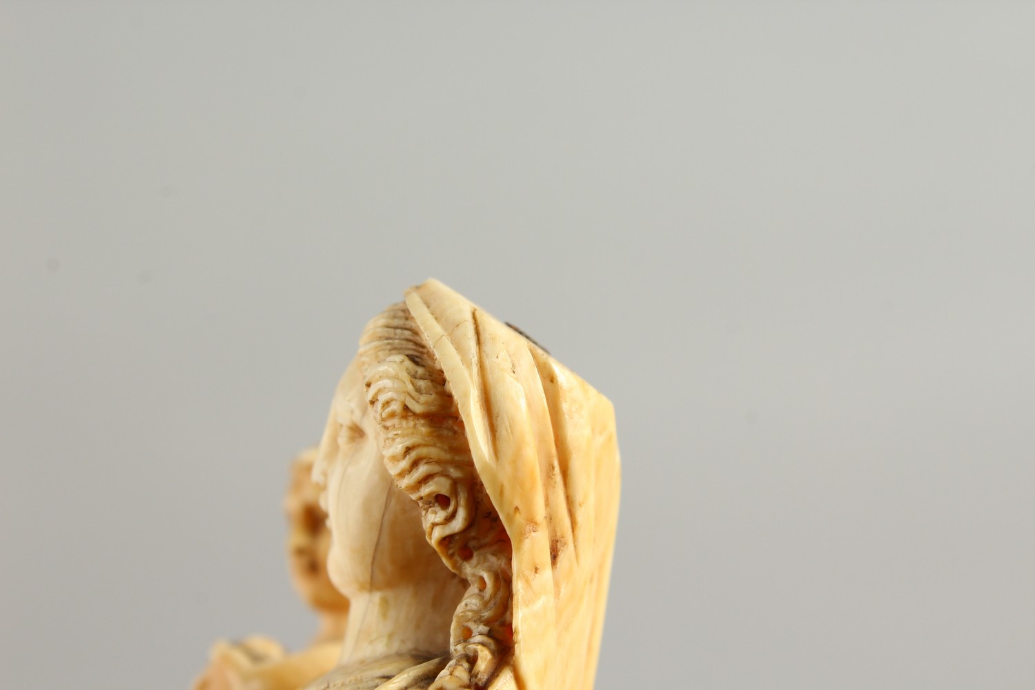 A GOOD 17TH-18TH CENTURY GOAN CARVED IVORY MADONNA AND CHILD on a circular wooden base. 6.25ins - Image 15 of 16