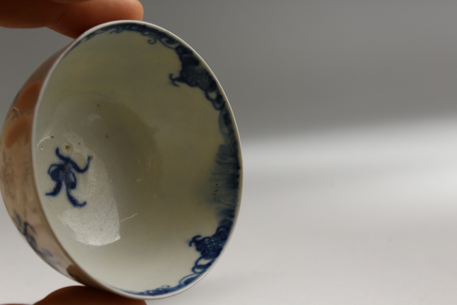 A WORCESTER BLUE AND WHITE TEA BOWL AND SAUCER, painted with large trailing flowers, the saucer with - Image 6 of 10