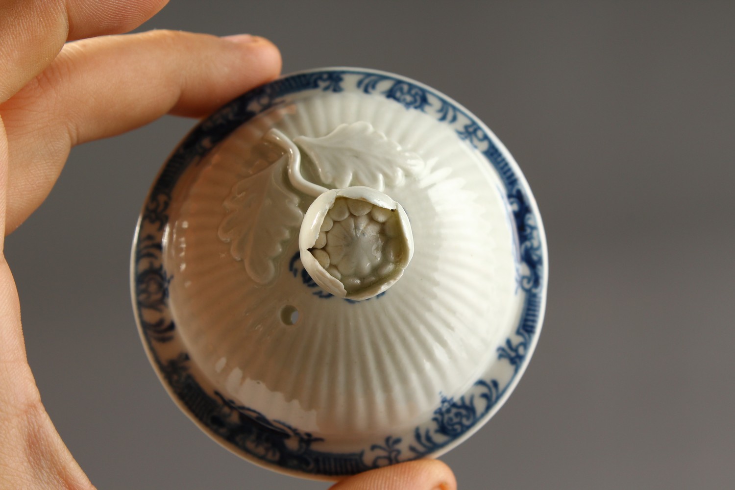 A WORCESTER BLUE AND WHITE COFFEE POT AND COVER, with fine moulded reeding painted with borders on - Image 9 of 13