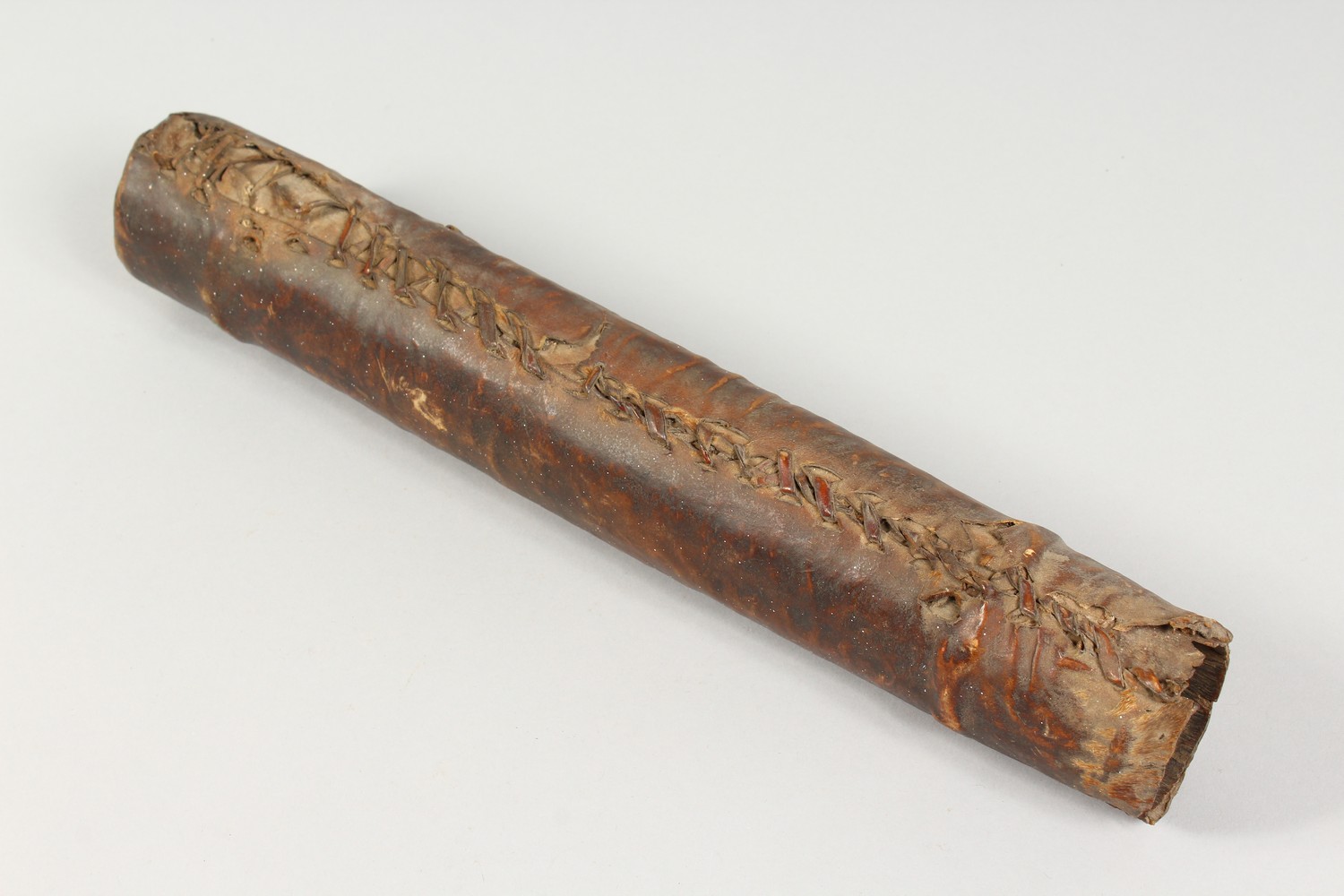 AN ANIMAL SKIN QUIVER, containing seven arrows. - Image 6 of 9
