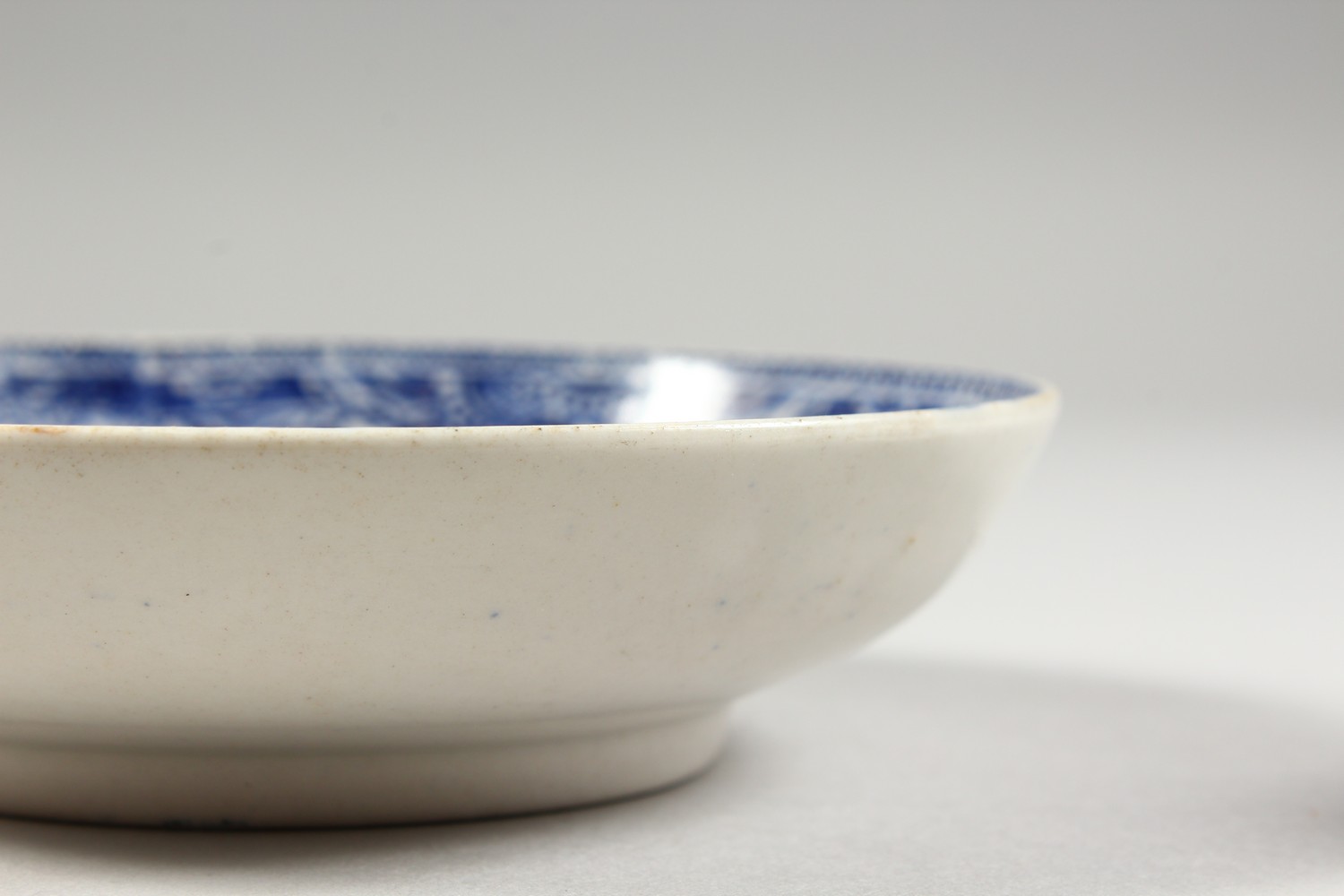 A WILLOW PATTERN DESIGN BLUE AND WHITE TEA BOWL AND SAUCER. - Image 15 of 17