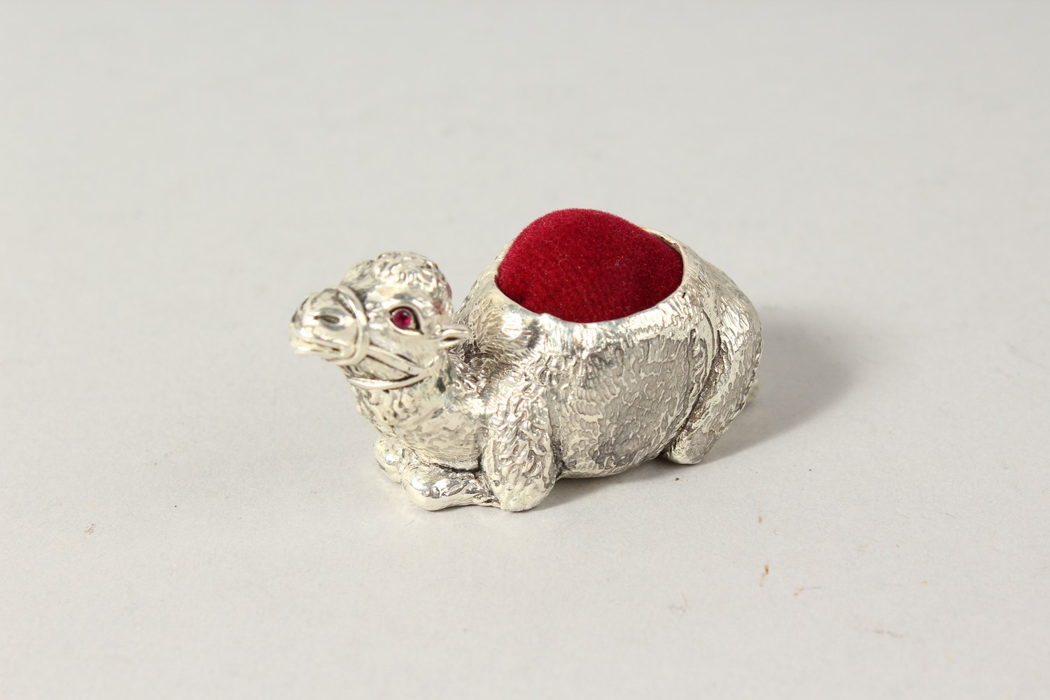 A STERLING PLATE NOVELTY CAMEL PIN CUSHION. - Image 3 of 4