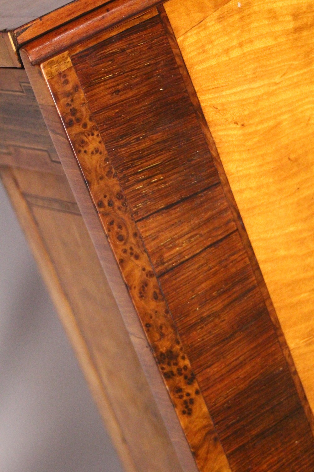 A GOOD EARLY 20TH CENTURY SATINWOOD, ROSEWOOD AND THUYA BANDED PEMBROKE TABLE, with a rounded - Image 11 of 17