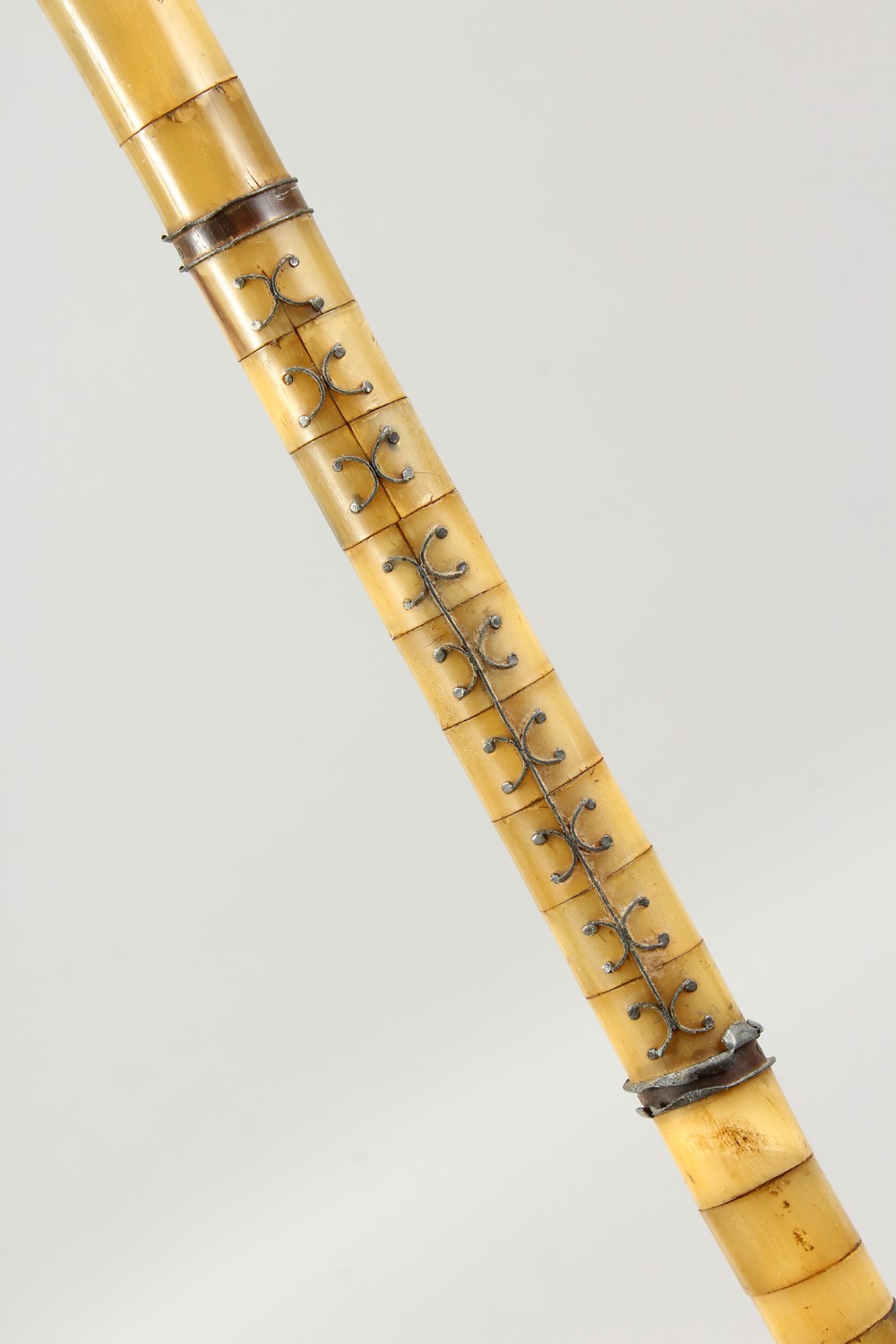 AN UNUSUAL SEGMENTED BONE WALKING STICK. 2ft 10ins long. - Image 7 of 13