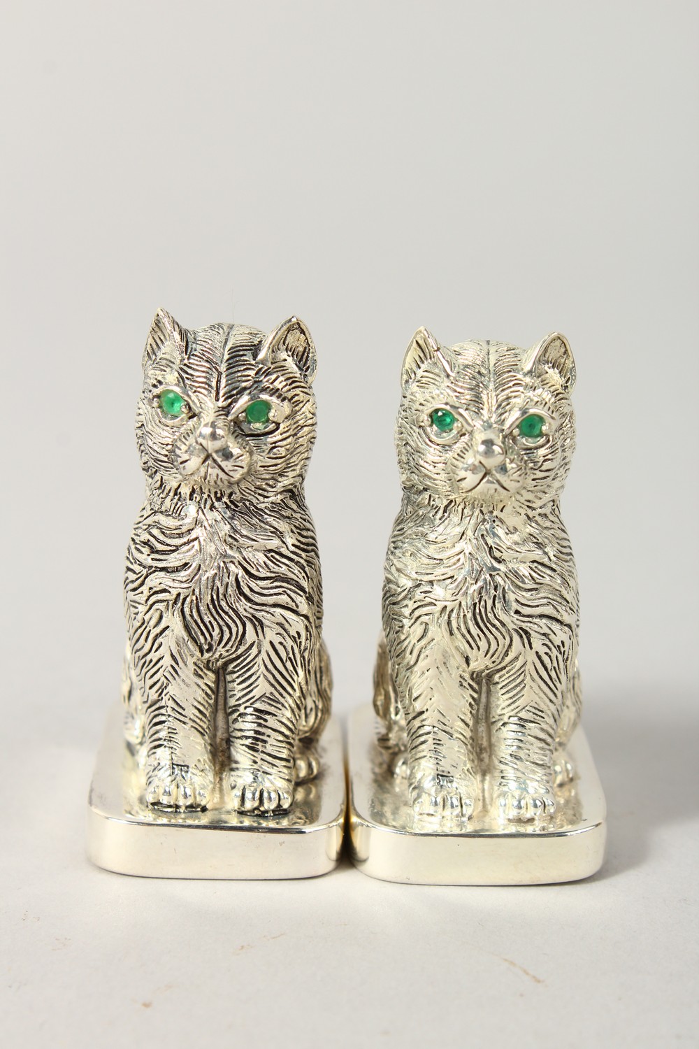 A GOOD PAIR OF HEAVY NOVELTY SILVER PLATE SEATED CAT SALT AND PEPPERS. 2ins high. - Image 2 of 5